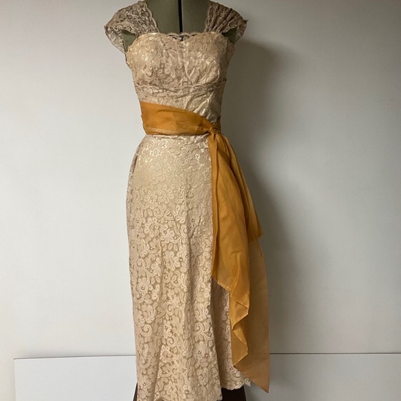 Vintage 50/60’s Champagne Lace Wiggle Dress, Cap Sleeves, Mid-Cent - Picture 1 of 5